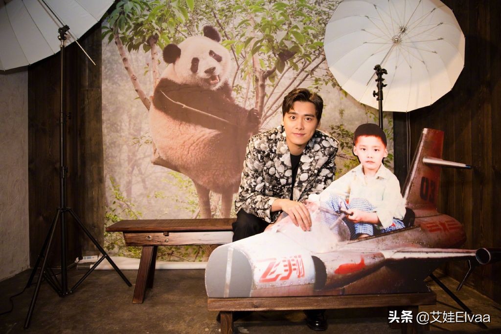 李易峰穿的运动装,李易峰穿灰色运动裤