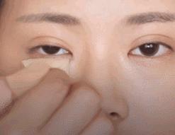 眼妆画完一会就脏掉了,眼妆一画就显得凶