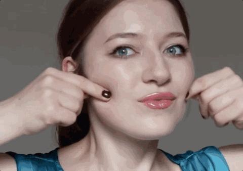 夏天被粉红色泡泡承包，嫁给爱情的女孩脸上都挂着糖霜