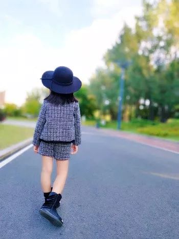 4岁女孩练习下腰致截瘫，这些运动孩子不能太早做！