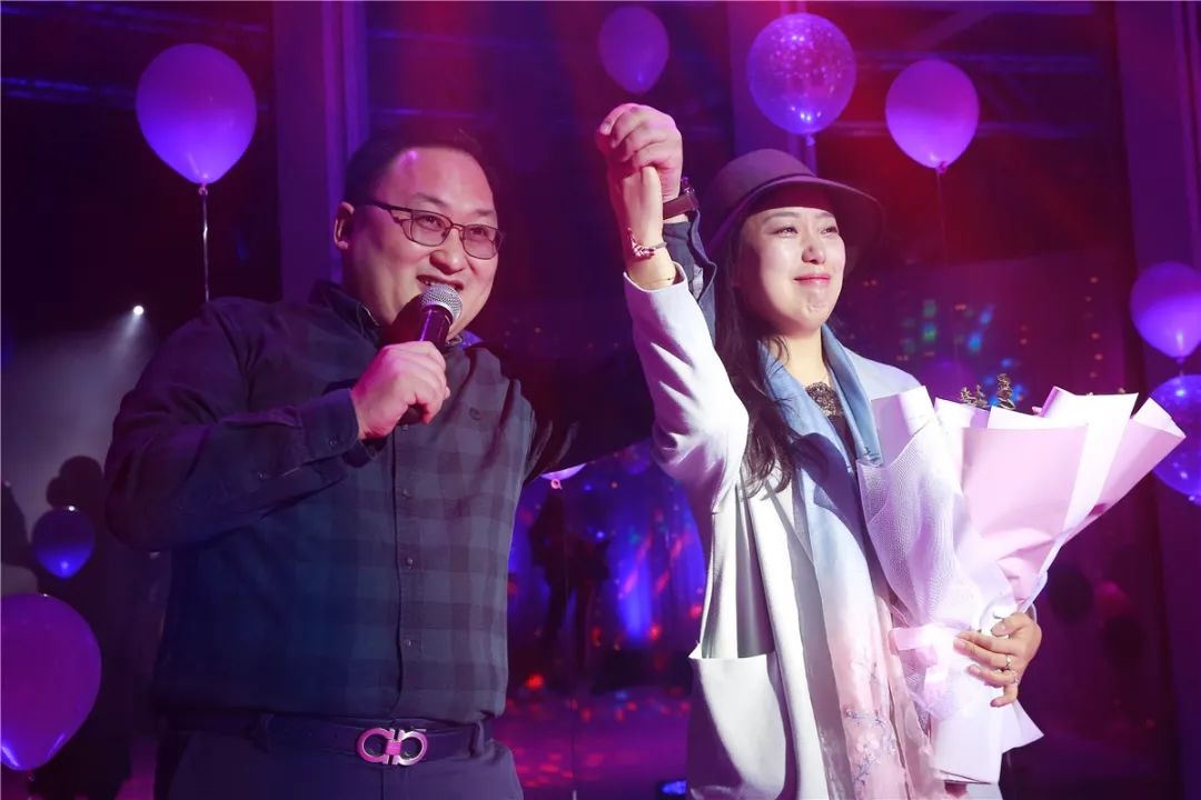 求婚钻戒视频浪漫周大福,周大福400米高空求婚视频