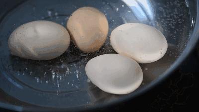 熟鸡蛋蛋黄黑膜有害吗,鸡蛋蛋黄外表变黑了能不能吃