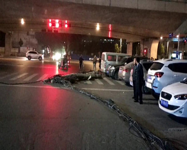 郑州闹市区两根线杆“连根拔起”，几十根线缆垂落地面阻通行