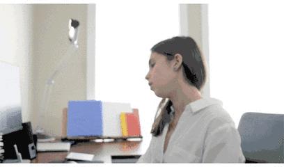 经常低头看手机脖子往后仰酸痛,低头看手机久了肩膀脖子痛