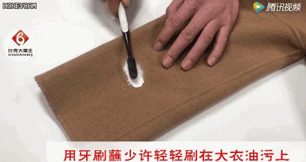 大衣不用熨烫怎么去褶皱,大衣不用洗的办法