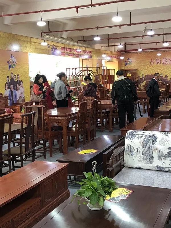 我爸我妈去了一次这里就把我们家的家具都换了