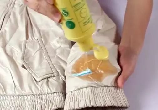 如何清洗外套上的油污,物品上沾了油渍怎么清洗