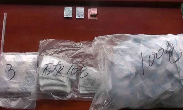 20分钟孩子眼球被干燥剂融化,20分钟孩子的眼睛被融化