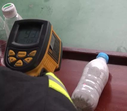 20分钟孩子眼球被干燥剂融化,20分钟孩子的眼睛被融化