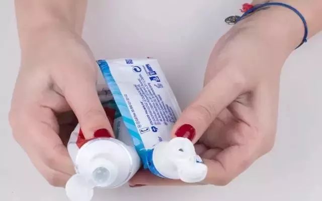 神了！洗白袜子只需涂点这个，冲一下立马跟新的一样！