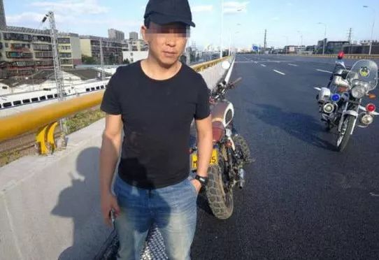 活久见！昆明一对夫妻骑车上高架拍婚纱照网友：奇葩本葩