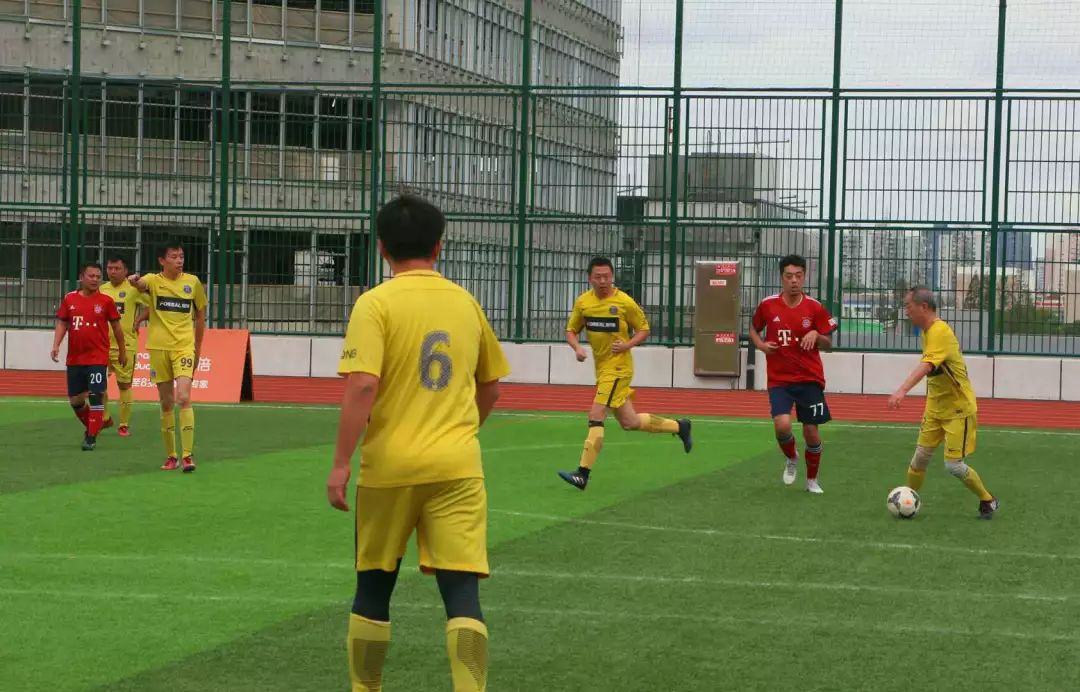 让全大宁人沸腾的足球赛开踢啦！300多名业主约战静安体育中心