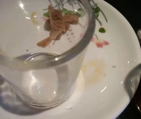 饮料喝到异物怎么索赔,饮料里喝出玻璃渣怎么赔偿