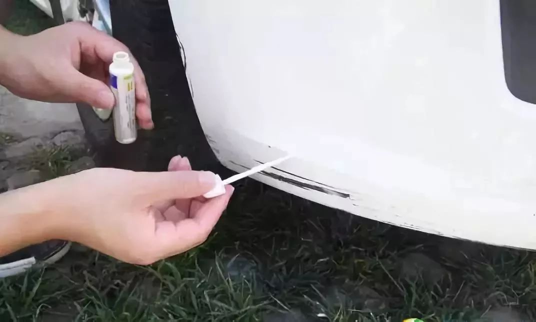 白色汽车有刮痕用什么补好,白色车有刮痕怎么补