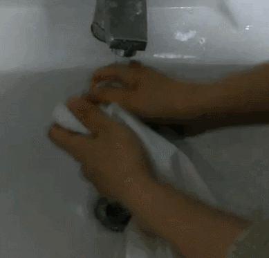 如何清洗衣领上的顽固黄渍,娃的衣领污渍怎么才能洗干净