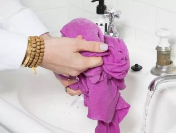 纯棉毛衣领口松垮用开水烫,毛衣领口松垮怎么修复