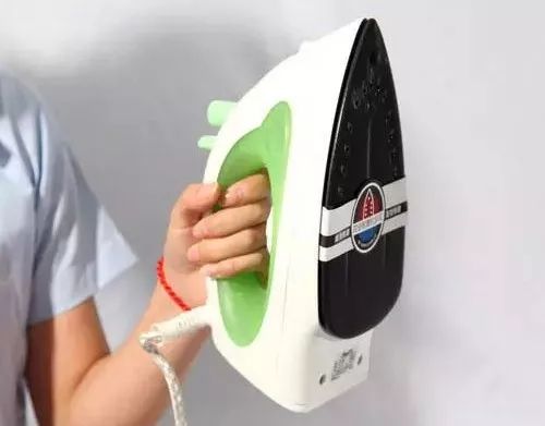 给跪了！在办公室用公司饮水机煮火锅，奇葩网红还用各种工具烹饪食物……这种脑洞大开要不得！