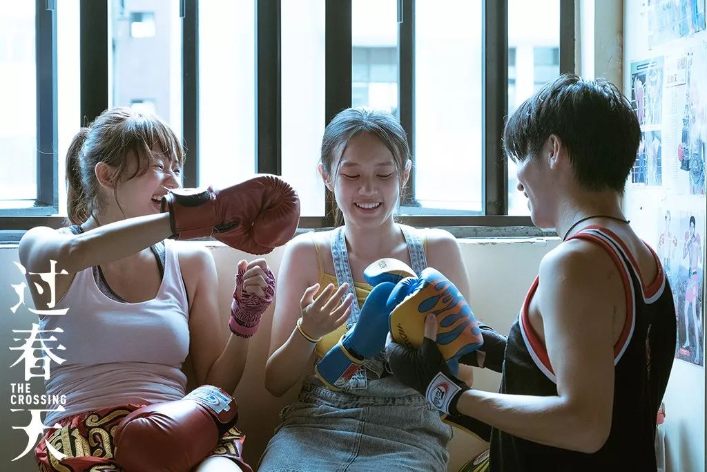 16岁跨境上学的少女*私走**iphone，她有怎样的秘密？