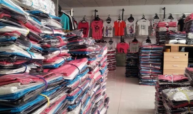 从服装店转行到直播,街边生意惨淡服装店拿什么赚钱