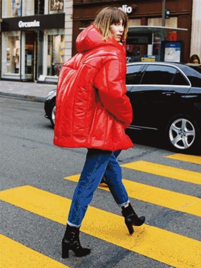 羽绒服送洗衣店还是自己洗,洗衣店干洗羽绒服是怎么洗的