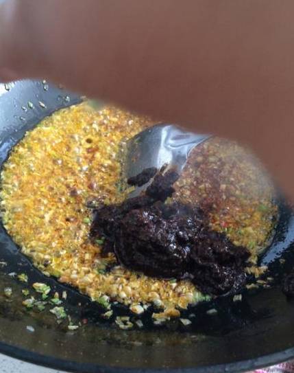 味道鲜美的酱料做法,金针菇西红柿辣酱