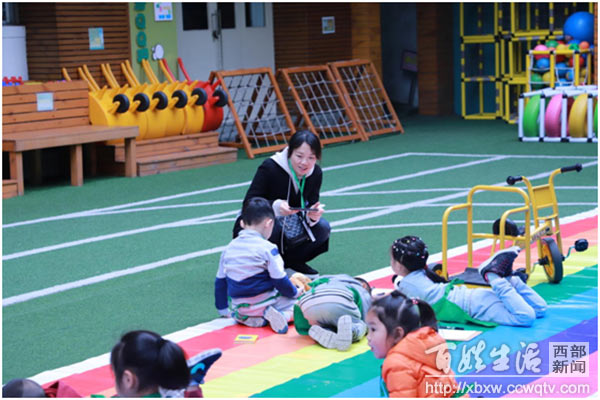 四川省直属机关东府幼儿园接待西部幼教论坛的专家参观交流