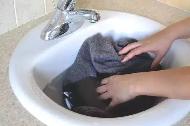 让衣服缩水的妙招,呢子衣服缩水怎么恢复妙招