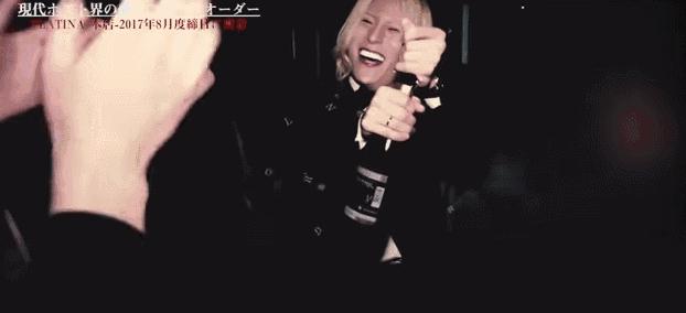 *拍偷**岛国牛郎店，一夜狂揽5500万，比男优更赚钱的就是他了