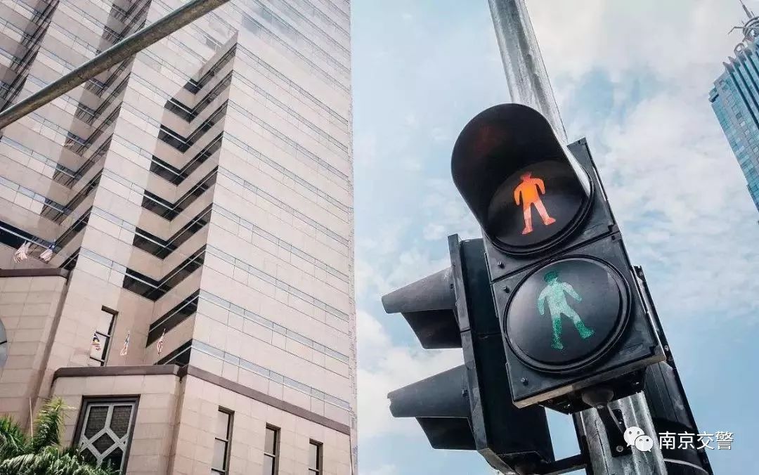 跟着大车误闯红灯申诉流程,跟着小车误闯红灯咋办