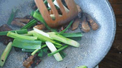 往鞋里抹点这个，走路再久都不累！聪明的人都这样做