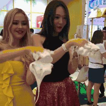 鼻头痘痘爆浆,鼻头痘痘挤出来的白色物质是什么