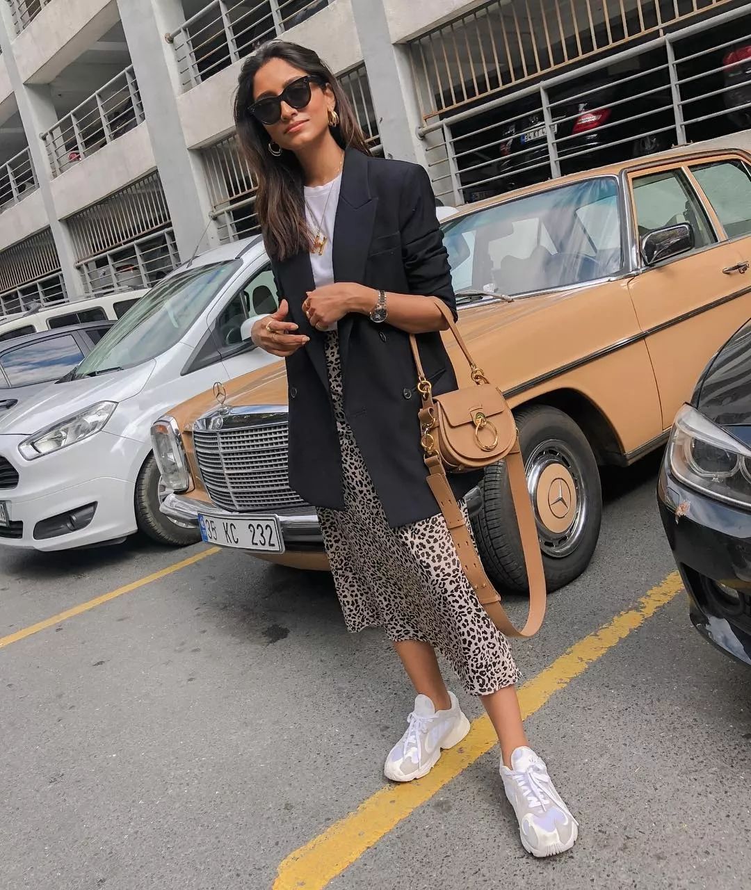 时髦新穿法冬天也能穿裙子,冬季哪些裙子比较轻盈又好穿