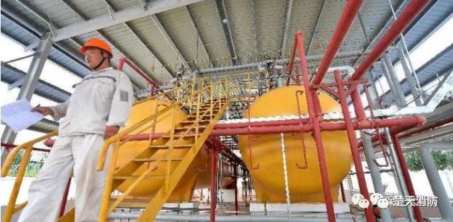 液化气储罐泄漏抢险,危化品运输车泄漏防火队紧急救援