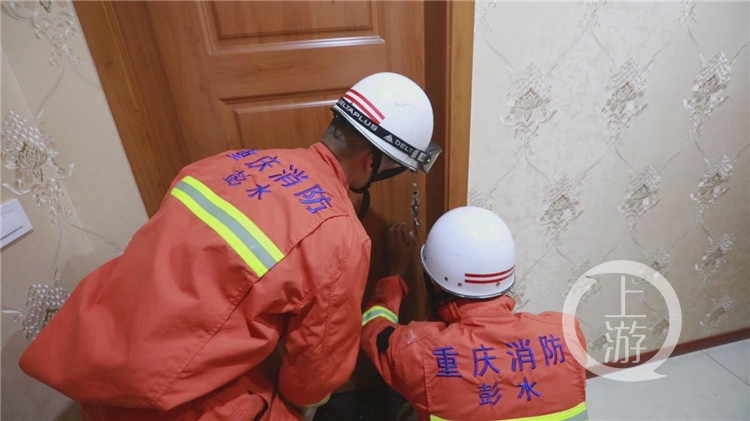 老人拿菜刀劈门,屋里砍人事件