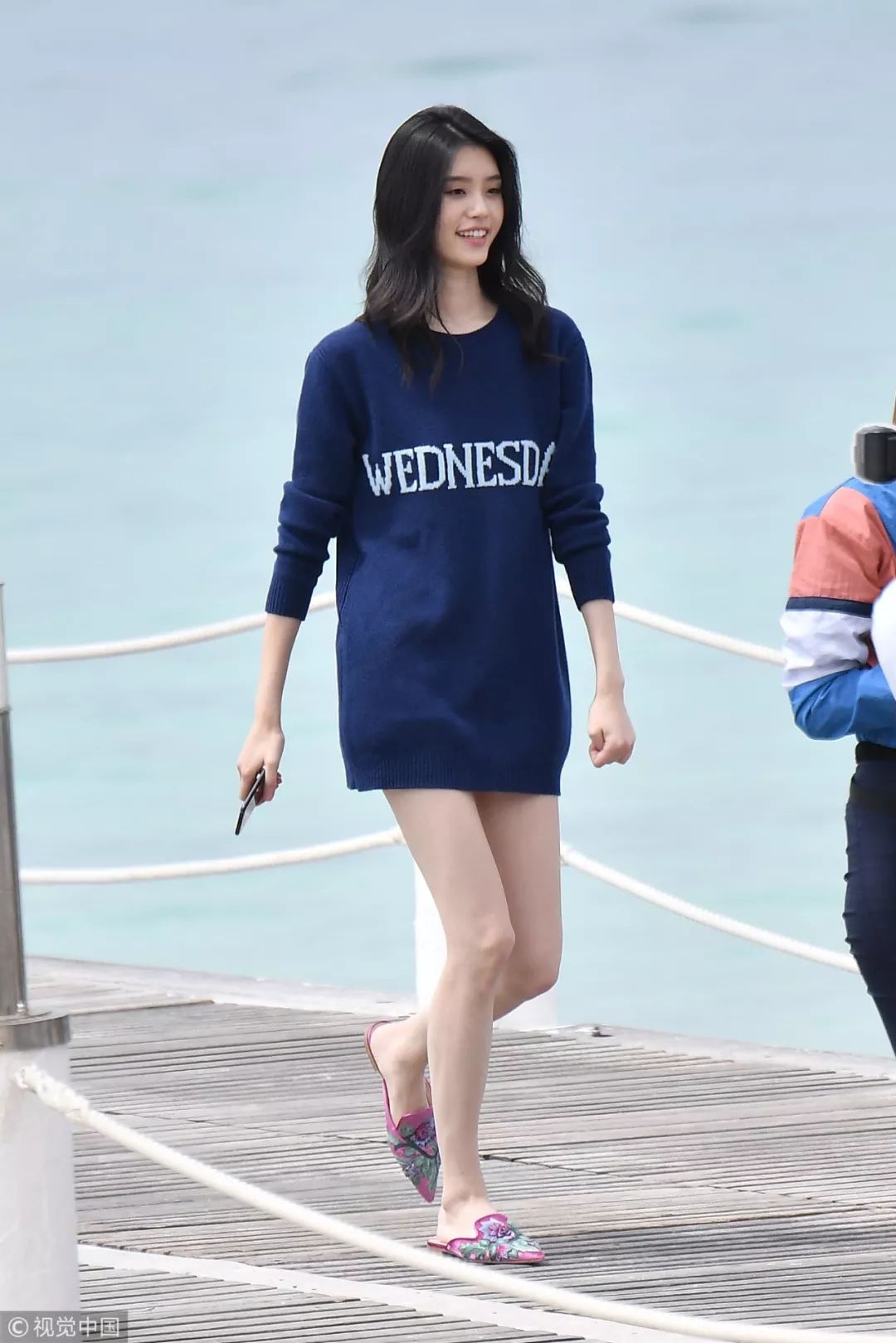 针织裙有静电粘腿妙招,哪种半身裙显腿长