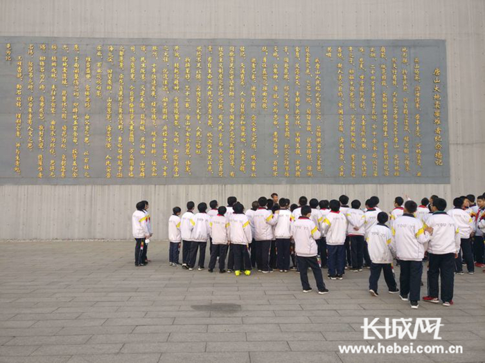 学博为师品高为范友谊中学教师捡拾巨款交还失主