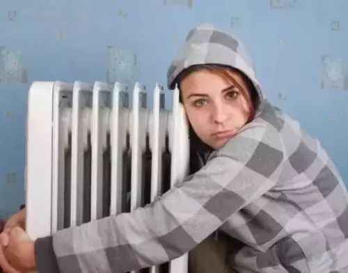 屋里暖气热嗓子干疼吃什么药,冬季室内空气干燥嗓子疼