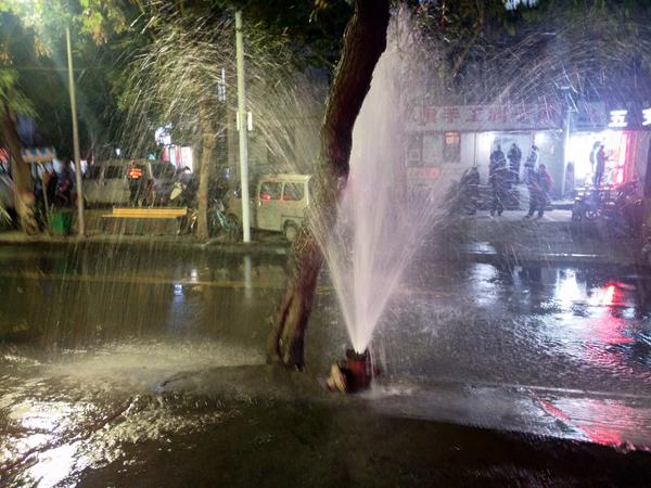 路边防火栓断裂喷出数米高水柱,马路上惊现巨大水柱下水变喷泉