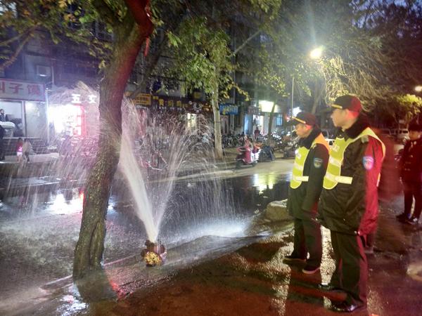 路边防火栓断裂喷出数米高水柱,马路上惊现巨大水柱下水变喷泉