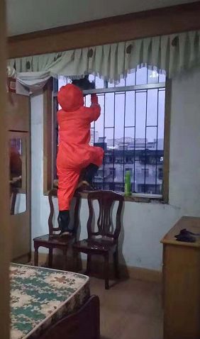 江西一居民家中惊现巨型马蜂窝,贵州家里惊现巨型马蜂窝