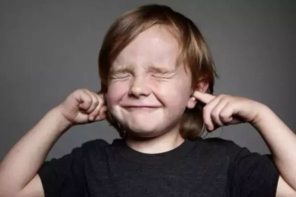 噪音过大对宝宝听力有影响吗,防噪音耳罩对耳朵有害吗