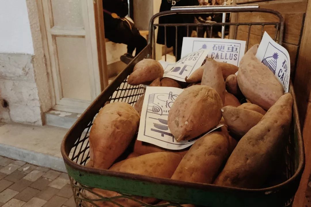 人间不值得但是人间很美好,人间不值得但是你值得是谁说的