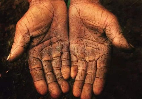 妈妈*证办**时发现指纹消失！知道原因后心里酸酸的……