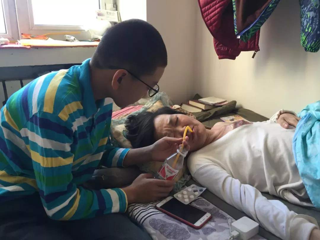 妈妈被查患癌爸爸留下100元自缢12岁男孩辍学养家