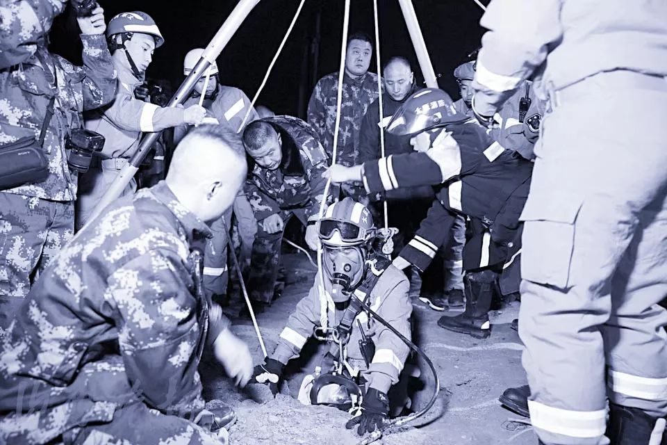 19岁女孩掉进45米深地基井，防火员从井下上来直接瘫倒……