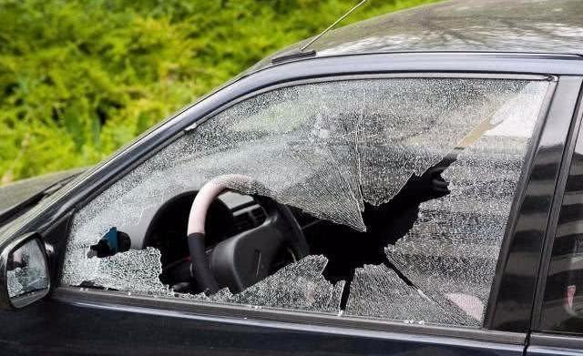 小车钥匙锁在车里怎么开窗,车钥匙被锁车里怎么打开玻璃