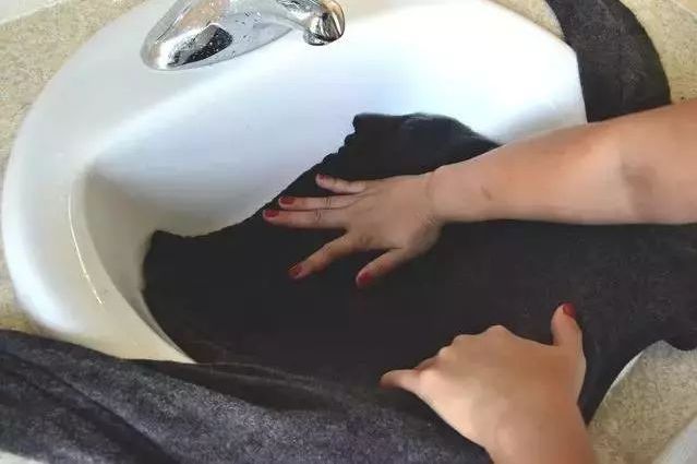 怎么预防羊毛毛衣起球掉毛,羊毛衣掉毛毛特别厉害怎么办