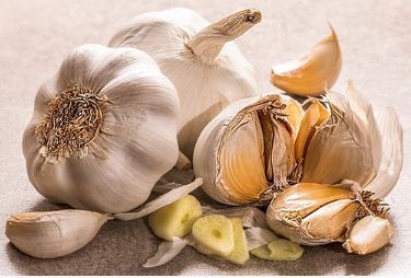 「夜听」它是食物中的青霉素，每天3瓣有奇效，难怪外国人都抢着吃！