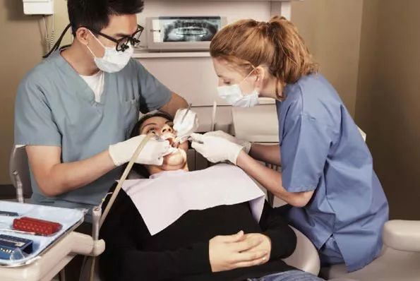 拔牙后能吃东西了吗,拔牙以后能吃能洗澡吗