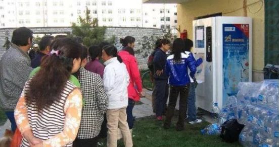 饮水机里有多少蟑螂,饮水机里有蟑螂喝了会不会有问题